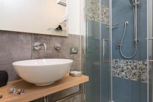 un bagno con lavandino e doccia in vetro di Reef and Dream a San Vito lo Capo