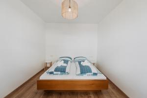 מיטה או מיטות בחדר ב-Ferienhaus Schilfvilla