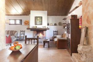 a living room with a table and a fireplace at Alojamiento El Cortijuelo in Escóznar