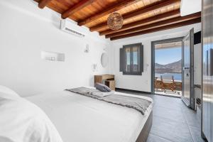 1 dormitorio con cama y vistas al océano en Belvedere, en Livadion