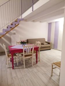 - une salle à manger avec une table, des chaises et un canapé dans l'établissement La Bella Vite, à Moncalvo