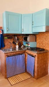 A kitchen or kitchenette at Sa dommo de Mammai