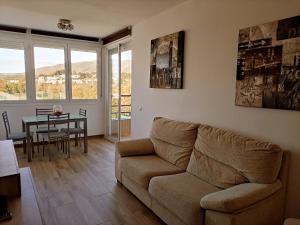 salon z kanapą i stołem w obiekcie MALAGUEÑA VIEWS w mieście Torremolinos