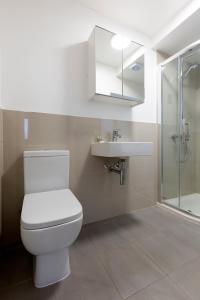 a bathroom with a toilet and a sink and a shower at Deluxe Central London Camden in London