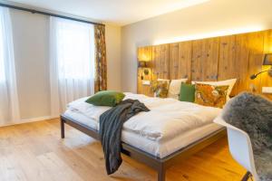 een slaapkamer met een groot bed met een houten hoofdeinde bij Marktquartier 5 in Neusalza-Spremberg