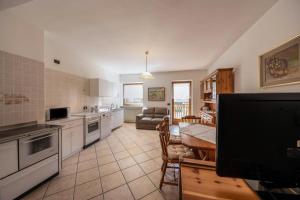 A kitchen or kitchenette at Appartamento Viola