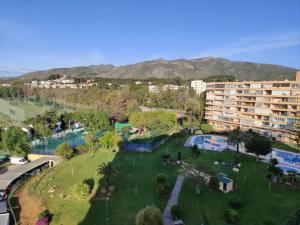 z góry widok na park z budynkiem w obiekcie MALAGUEÑA VIEWS w mieście Torremolinos