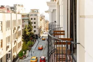 a balcony with chairs and a view of a city street at Rast Hotel Sultanahmet in Istanbul
