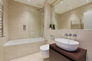 Ванная комната в VAUXHALL BRIDGE ROAD by Q Apartments