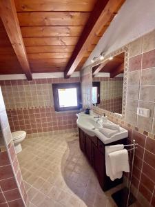 y baño con lavabo y aseo. en CasaDina Apartment IUN Q2891, en Oschiri