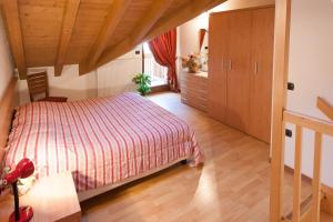 a bedroom with a bed and a dresser at Casa al Moro in Rocca Pietore