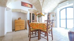ein Esszimmer mit einem Tisch und Stühlen in der Unterkunft House of Cherie in Santa Maria di Leuca
