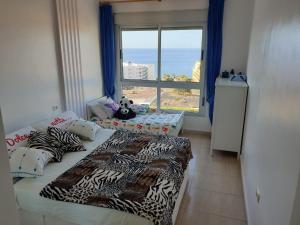 Un dormitorio con dos camas y una gran ventana. en Appartamento Ocean View, en San Miguel de Abona 65 fotos más