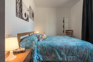 sypialnia z łóżkiem i stołem z lampką w obiekcie Bel Soggiorno lake view 2 w Tremosine Sul Garda