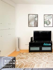 A television and/or entertainment center at Villa Âncora Modern Apartment in Lagos