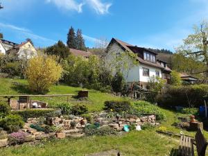 einen Garten im Hof eines Hauses in der Unterkunft Gästehaus Endrich in Heidelberg