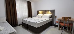 En eller flere senge i et værelse på Apartments Banjica