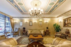 a living room filled with furniture and a large window at Rast Hotel Sultanahmet in Istanbul