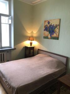 モスクワにあるКупе Хостел Красные Воротаのベッドルーム1室(ベッド1台、テーブルの上にランプ付)