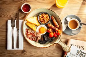 śniadanie składające się z jajek, fasoli bekonu, tostów i kawy w obiekcie The Clermont London, Charing Cross w Londynie