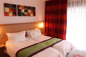 Postel nebo postele na pokoji v ubytování Logis Hotel Restaurant A L'Etoile