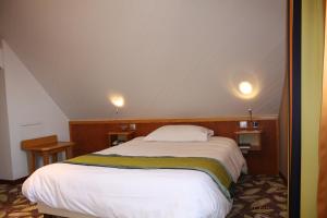 Postel nebo postele na pokoji v ubytování Logis Hotel Restaurant A L'Etoile