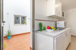 Kuchyň nebo kuchyňský kout v ubytování Flatguest Trebolina - 3Bdr - FastWiFi - Parking
