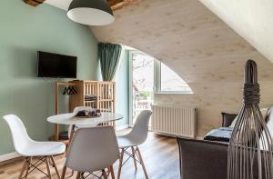 a room with a table and chairs and a window at Harmonia Apartman erkéllyel és SZAUNAval in Balatonfüred