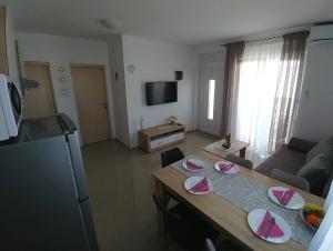 TV a/nebo společenská místnost v ubytování Apartmani Valuna