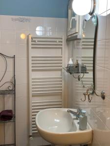 y baño con lavabo y espejo. en Villa Pille, en Monzambano