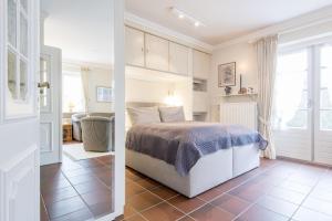 a bedroom with a bed and a living room at Haus Friesenwall Whg 26a in Westerland (Sylt)