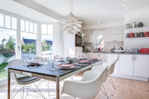 uma cozinha e sala de jantar com mesa e cadeiras em Haus Tess em Westerland