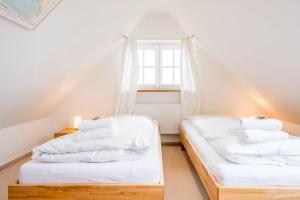 Tempat tidur dalam kamar di Wenningstedter Weg Haushaelfte B