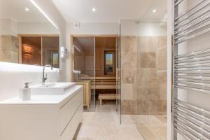 ein Badezimmer mit Waschbecken und Dusche in der Unterkunft Süster Hüs in Westerland