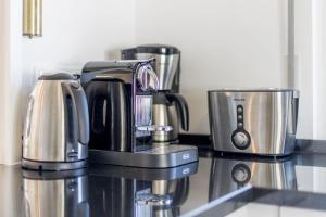 Příslušenství pro přípravu čaje a kávy v ubytování Landhaus Tinnumburg