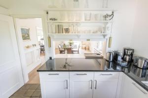 Kuchyň nebo kuchyňský kout v ubytování Landhaus Tinnumburg