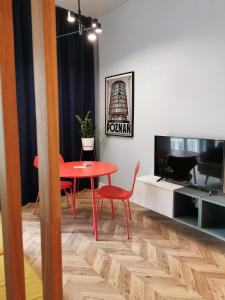 Televízia a/alebo spoločenská miestnosť v ubytovaní Studio Garbary z klimatyzacja - air-conditioning