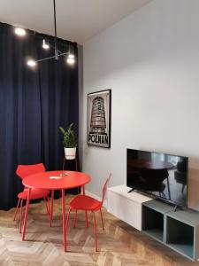 Televízia a/alebo spoločenská miestnosť v ubytovaní Studio Garbary z klimatyzacja - air-conditioning