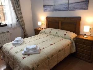 a bedroom with a bed with towels on it at El Paseo ATV in Riópar