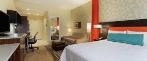 una habitación de hotel con una cama y un escritorio en Home2 Suites by Hilton Anderson Downtown, en Anderson