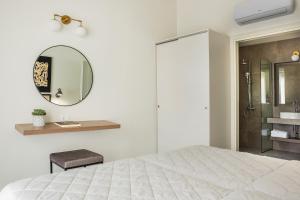 斯沃倫塔的住宿－Villa JOYANA，白色卧室设有一张大床和镜子