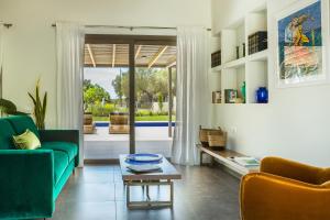 A seating area at Villa JOYANA