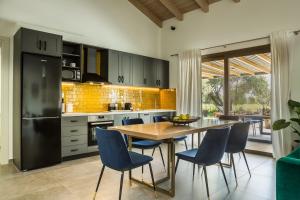 A kitchen or kitchenette at Villa JOYANA