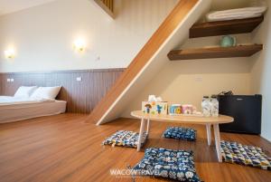Llit o llits en una habitació de 我們這一家輕旅宿
