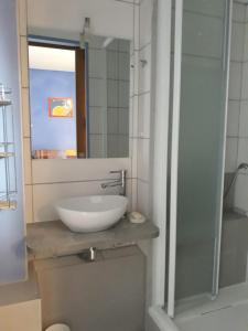 Plagne 1800にあるAppartement rez de jardin et garage privéの洗面台と鏡のあるバスルーム