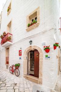 a building with a bike parked in front of it at B&B Borgo San Martino in Monopoli