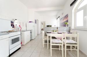 Kuchyň nebo kuchyňský kout v ubytování Apartments Ines