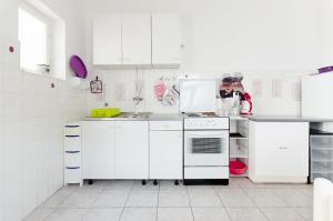 Kuchyň nebo kuchyňský kout v ubytování Apartments Ines