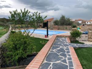Bazén v ubytovaní Casa rural La Tahona del abuelo TR CC 00344 alebo v jeho blízkosti