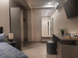 una camera con letto, scrivania e specchio di Smart Apartment Sei Chiese - Affitti Brevi Italia a Bologna